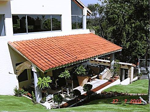 Fachada de estilo clásico con columnas